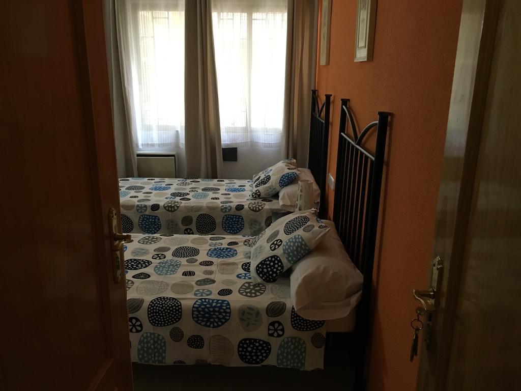 Hostal Tres Cantos Exteriör bild
